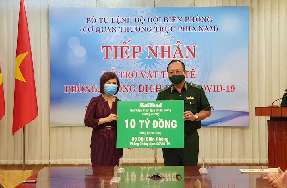 Bác sĩ Trần Thị Minh Nguyệt – Phó Chủ tịch Hội đồng quản trị NutiFood trao quà tặng dinh dưỡng với tổng giá trị 10 tỷ đồng cho người đại diện là Thiếu tướng Nguyễn Hoài Phương, Phó Tư lệnh Bộ đội Biên phòng.