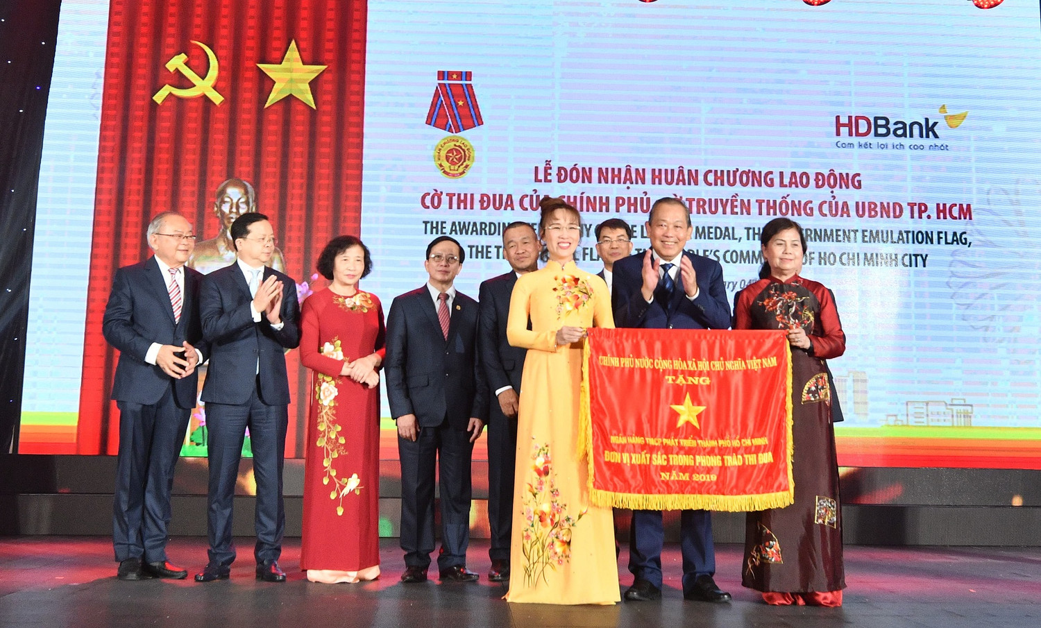 Ông Trương Hoà Bình - Phó Thủ tướng thường trực Chính Phủ nước CHXHCN Việt Nam trao Cờ thi đua của Chính phủ cho Ban Lãnh đạo HDBank.