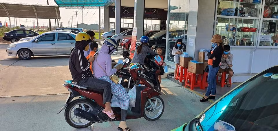Người đi đường, người dân, đến nhận khẩu trang miễn phí Người đi đường, người dân, đến nhận khẩu trang miễn phí