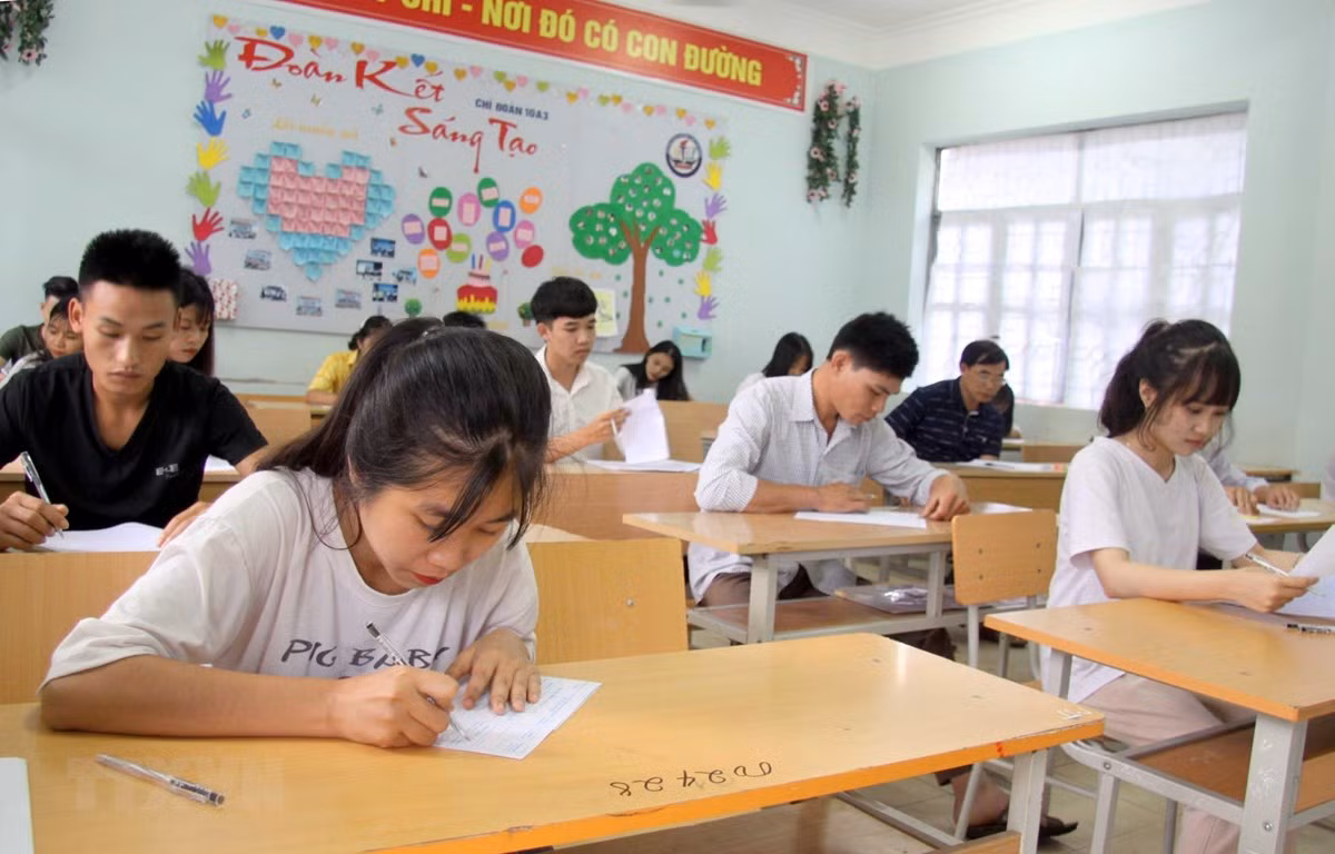 Dù hoàn cảnh nào cũng phải học tốt, học để có kiến thức thực sự, cần thiết cho bản thân chứ không học cho ai cả. (Ảnh minh hoạ: TTXVN)
