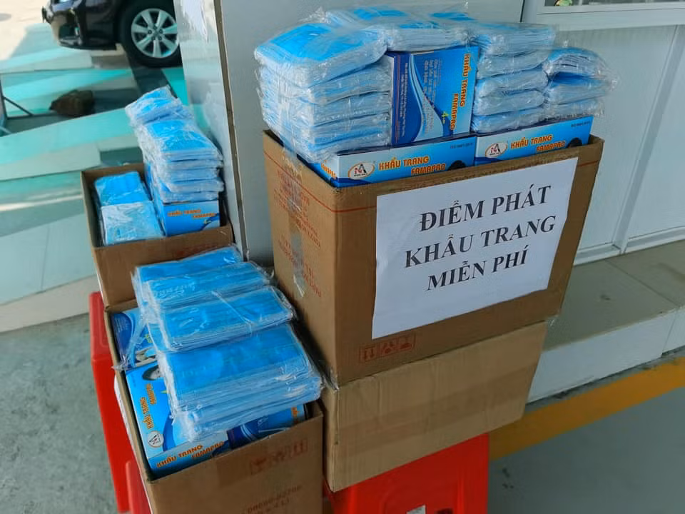 Điểm phát khẩu trang miễn phí của thầy giáo Nguyễn Kim Tâm Điểm phát khẩu trang miễn phí của thầy giáo Nguyễn Kim Tâm