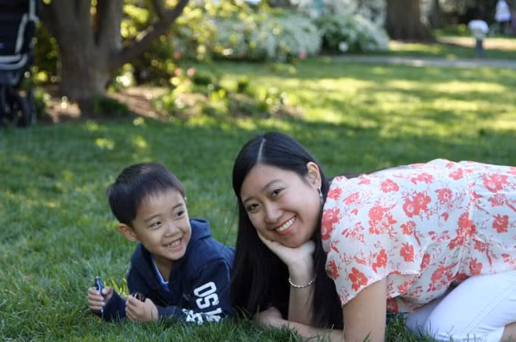 Cô giáo Thu Hồng và con trai. (Ảnh do tác giả cung cấp)
