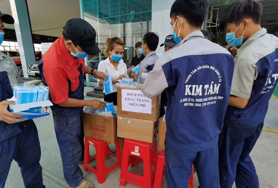 Nhân viên cửa hàng ô tô Kim Tâm chuẩn bị phát khẩu trang cho người dân Nhân viên cửa hàng ô tô Kim Tâm chuẩn bị phát khẩu trang cho người dân