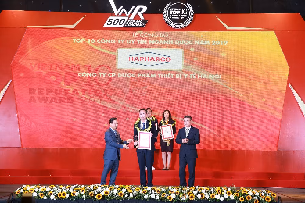 Ông Đinh Văn Đông, Tổng Giám đốc Hapharco nhận chứng nhận Top 10 Công ty uy tín ngành Dược năm 2019