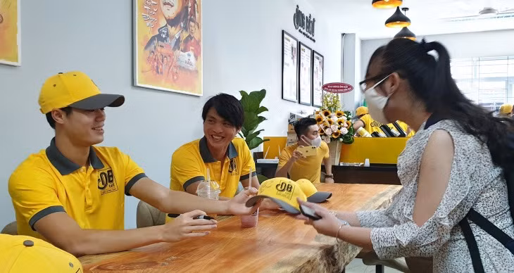 Sự xuất hiện của Tuấn Anh và Văn Toàn đã thu hút sự quan tâm của đông đảo sinh viên. Hai ngôi sao bóng đá của Câu lạc bộ Hoàng Anh Gia Lai đã giao lưu và ký tặng nón cho người hâm mộ. Sự xuất hiện của Tuấn Anh và Văn Toàn đã thu hút sự quan tâm của đông đảo sinh viên. Hai ngôi sao bóng đá của Câu lạc bộ Hoàng Anh Gia Lai đã giao lưu và ký tặng nón cho người hâm mộ.
