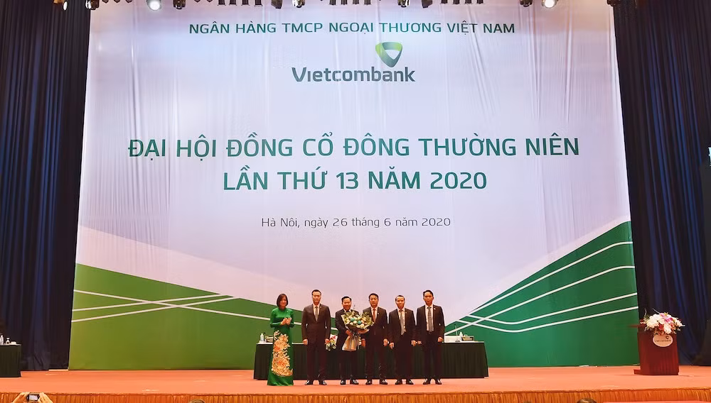 Ban lãnh đạo Vietcombank tặng hoa chúc mừng ông Lại Hữu Phước – Trưởng Ban Kiểm tra nội bộ được bầu vào Ban kiểm soát Ngân hàng Thương mại cổ phần Ngoại thương Việt Nam nhiệm kỳ 2018-2023
