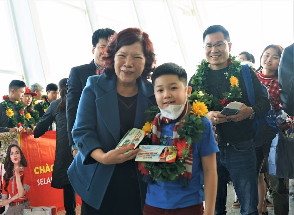Hành khách làm thủ tục và nhận quà may mắn đầu năm từ Vietjet