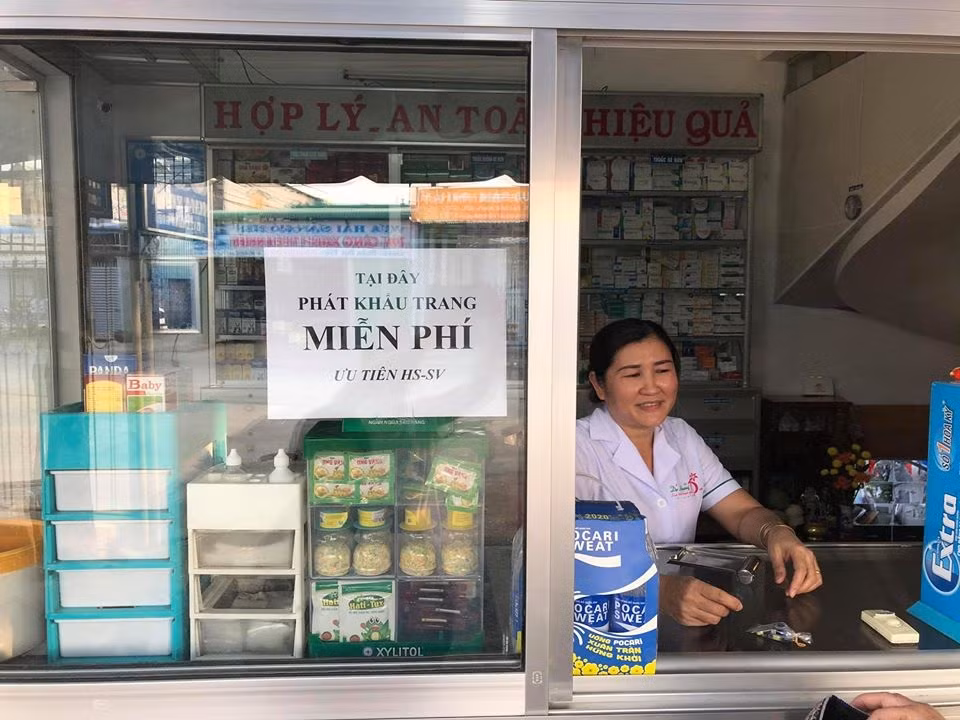 Quầy thuốc 367 khu chung cư Long Điềm thành phố Biên Hòa – Đồng Nai phát khẩu trang miễn phí cho người dân. (Ảnh do tác giả cung cấp) Quầy thuốc 367 khu chung cư Long Điềm thành phố Biên Hòa – Đồng Nai phát khẩu trang miễn phí cho người dân. (Ảnh do tác giả cung cấp)
