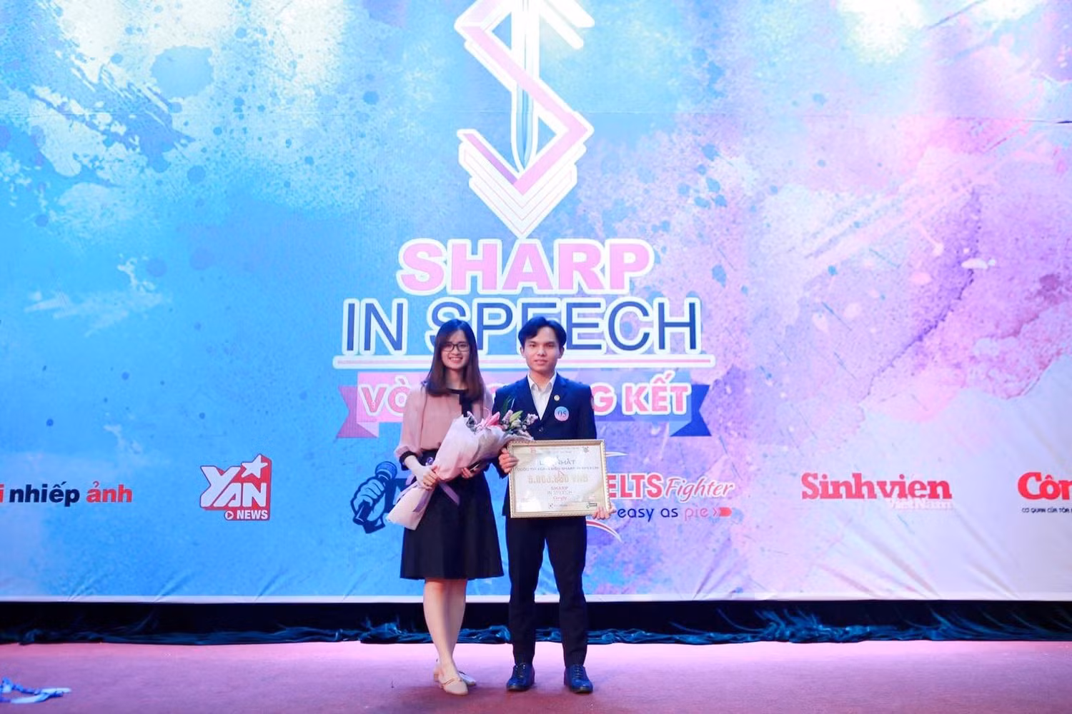 Huyền Trang trong vai trò là Trưởng Ban tổ chức của cuộc thi Hùng biện “Sharp in speed” (Ảnh: Nhân vật cung cấp)