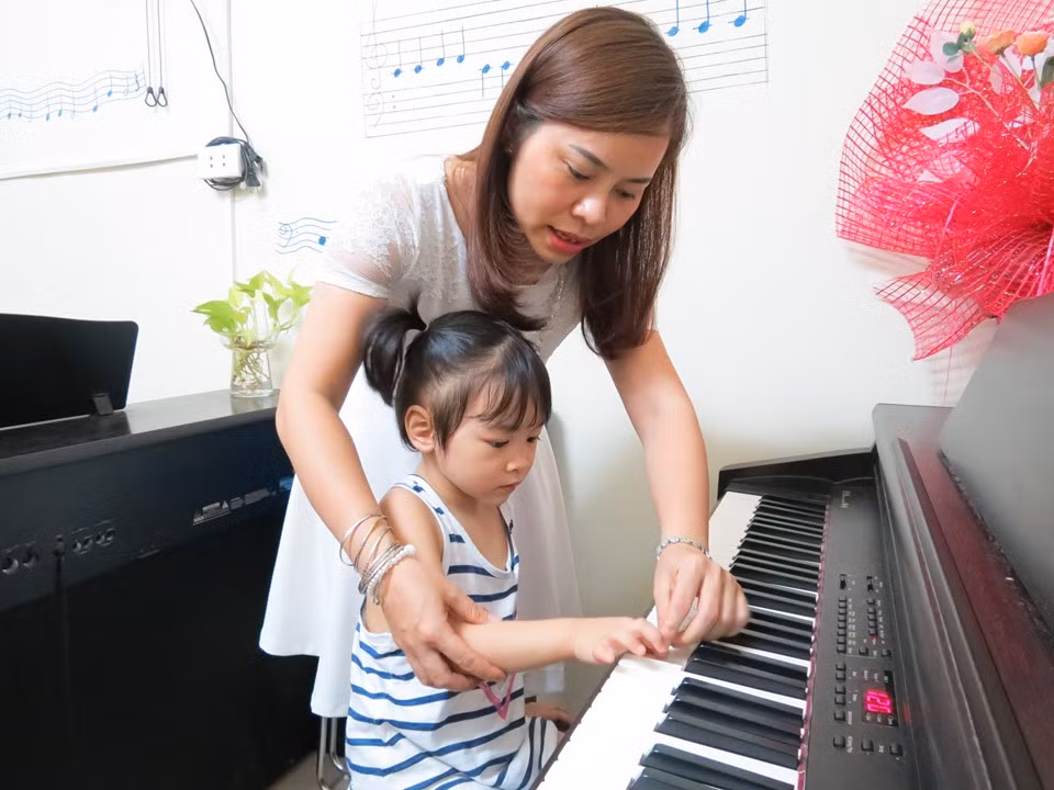 Cô giáo nâng niu từng ngón đàn trẻ thơ, nuôi dưỡng tâm hồn nghệ thuật.