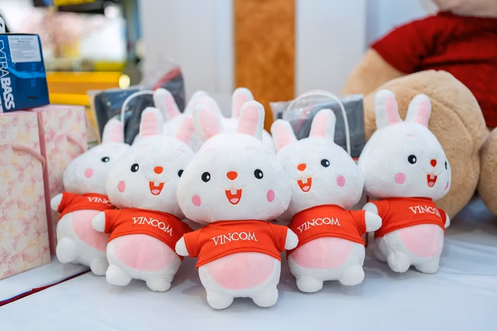 Bộ quà tặng độc quyền Vincom năm nay bao gồm: thỏ bông xinh xắn và truyện tranh “Cuộc phiêu lưu của Tít và Mít tới Kinh đô Ánh trăng” được khách hàng đặc biệt yêu thích. Quà được dành tặng cho khách hàng có hóa đơn mua sắm từ 500.000VNĐ trở lên từ các Vincom Mega Mall, Vincom Plaza, Vincom+ và 1.000.000VNĐ trở lên từ Vincom Center trên toàn quốc trong ngày 03-04/10. Bộ quà tặng độc quyền Vincom năm nay bao gồm: thỏ bông xinh xắn và truyện tranh “Cuộc phiêu lưu của Tít và Mít tới Kinh đô Ánh trăng” được khách hàng đặc biệt yêu thích. Quà được dành tặng cho khách hàng có hóa đơn mua sắm từ 500.000VNĐ trở lên từ các Vincom Mega Mall, Vincom Plaza, Vincom+ và 1.000.000VNĐ trở lên từ Vincom Center trên toàn quốc trong ngày 03-04/10.