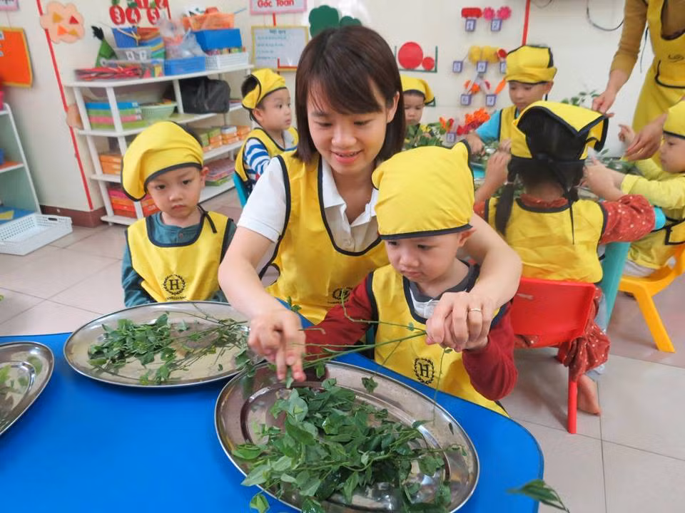Kỹ năng sống là môn học được chú trọng tại mầm non song ngữ Hoa Trà My, giúp các bé hàng ngày rèn luyện, bồi đắp những kỹ năng cần thiết trong cuộc sống.