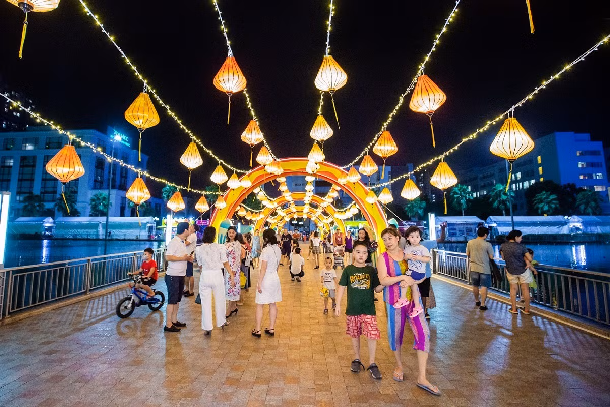 Thắp sáng hồ nhạc nước tại Vincom Mega Mall Times City là con đường đèn lồng rực rỡ, tạo nên hiệu ứng ánh sáng và âm nhạc độc đáo trong những phần trình diễn nhạc nước mỗi tối. Thắp sáng hồ nhạc nước tại Vincom Mega Mall Times City là con đường đèn lồng rực rỡ, tạo nên hiệu ứng ánh sáng và âm nhạc độc đáo trong những phần trình diễn nhạc nước mỗi tối.