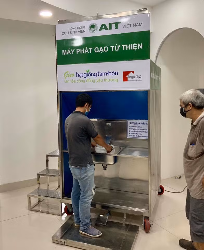 Anh Minh (bên phải) là người sáng chế Máy phát gạo Inox và tích cực tham gia nhiều hoạt động xã hội Anh Minh (bên phải) là người sáng chế Máy phát gạo Inox và tích cực tham gia nhiều hoạt động xã hội