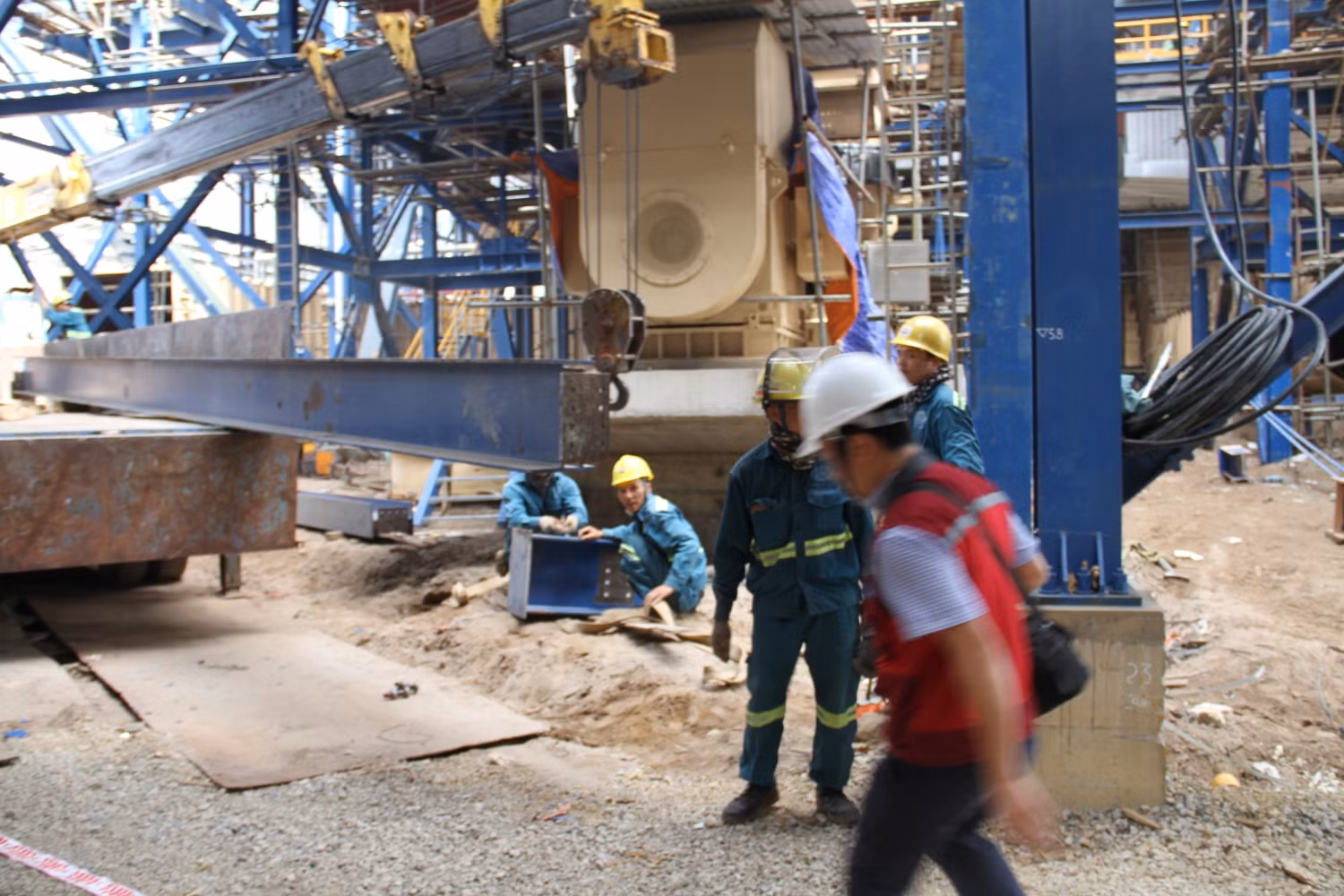Người lao động trên công trường đang trông chờ quyết định từ các cấp bộ ngành.