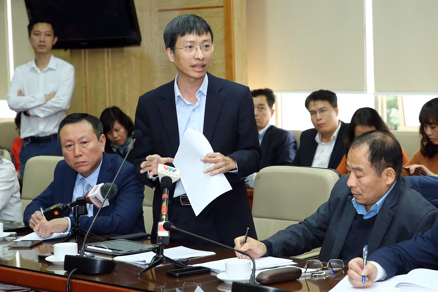 Nhiều ý kiến tại cuộc họp thống nhất nhận định tình hình dịch ở Việt Nam trong tầm kiểm soát. Ảnh: VGP/Đình Nam Nhiều ý kiến tại cuộc họp thống nhất nhận định tình hình dịch ở Việt Nam trong tầm kiểm soát. Ảnh: VGP/Đình Nam