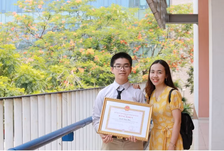 Học sinh Lê Xuân Khôi (7G1) cùng cô giáo chủ nhiệm lớp nhận bằng khen Học sinh tiêu biểu thủ đô năm học 2019-2020 Học sinh Lê Xuân Khôi (7G1) cùng cô giáo chủ nhiệm lớp nhận bằng khen Học sinh tiêu biểu thủ đô năm học 2019-2020