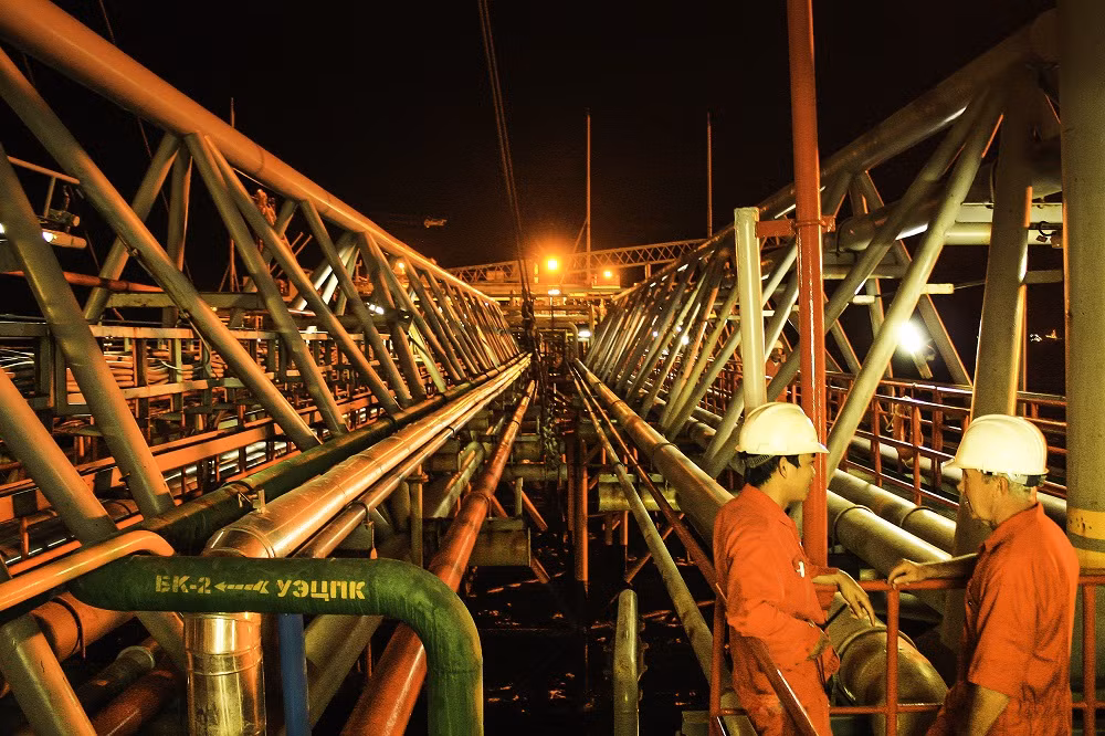 Người lao động dầu khí đón Xuân trên công trình biển.