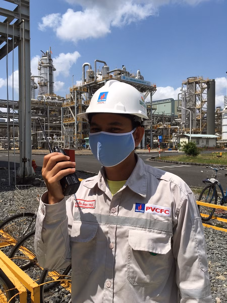 Anh Nguyễn Anh Trực – Trưởng ca xưởng phụ trợ, Nhà máy Đạm Cà Mau, Công ty Cổ phần Phân bón Dầu khí Cà Mau. Anh Nguyễn Anh Trực – Trưởng ca xưởng phụ trợ, Nhà máy Đạm Cà Mau, Công ty Cổ phần Phân bón Dầu khí Cà Mau.