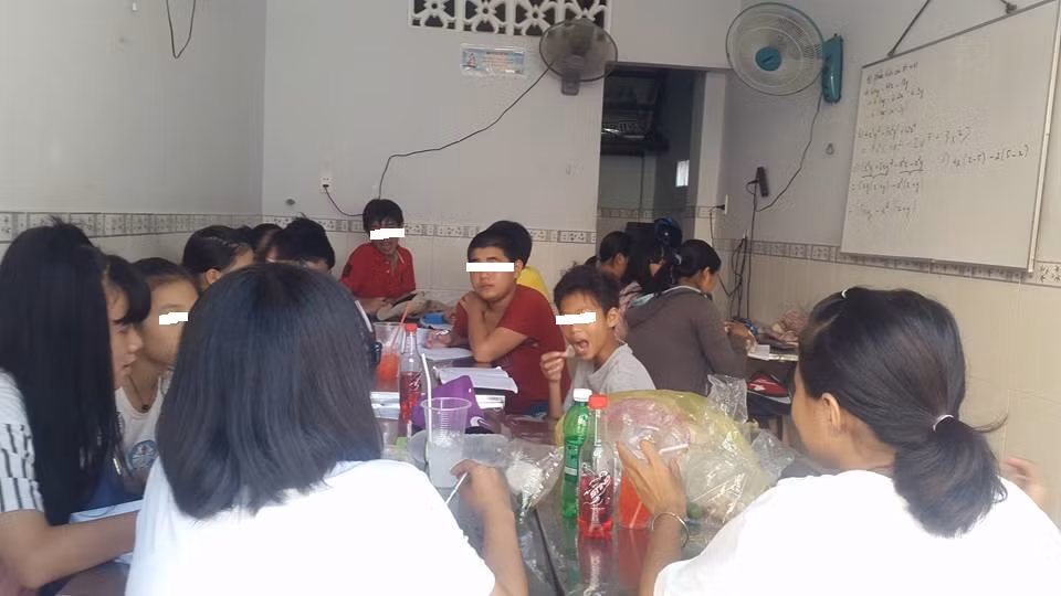 Lớp dạy thêm môn Toán lớp 8 của cô L. tại căn phòng cô thuê ở đường Đất Mới (ảnh: P.L) Lớp dạy thêm môn Toán lớp 8 của cô L. tại căn phòng cô thuê ở đường Đất Mới (ảnh: P.L)
