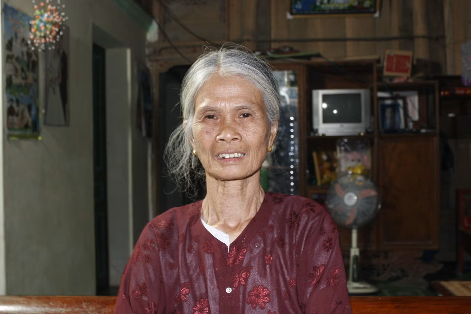 Bà Khiêm đau xót như đứt từng khúc ruột mỗi khi có chú cò trong vườn bị ốm chết hay bị bọn ăn trộm cò bắn giết