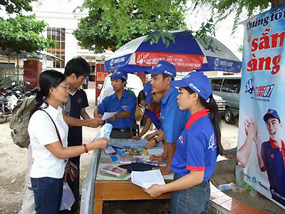 Sinh viên tình nguyện tiếp sức mùa thi (nguồn: internet)