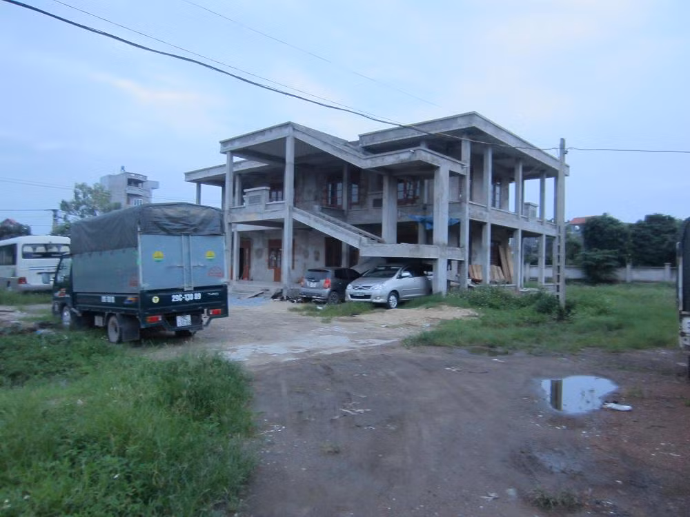 Nhà xây thô, chưa lợp mái tôn. Dự án tiền tỷ xây ra… để trông giữ xe. Nhà xây thô, chưa lợp mái tôn. Dự án tiền tỷ xây ra… để trông giữ xe.