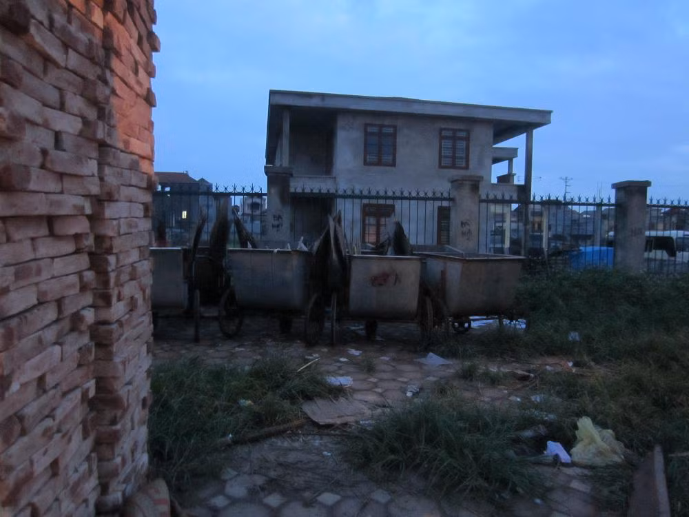 Ngay cạnh hàng rào của công trình là nơi tập kết rác hàng ngày. Ngay cạnh hàng rào của công trình là nơi tập kết rác hàng ngày.