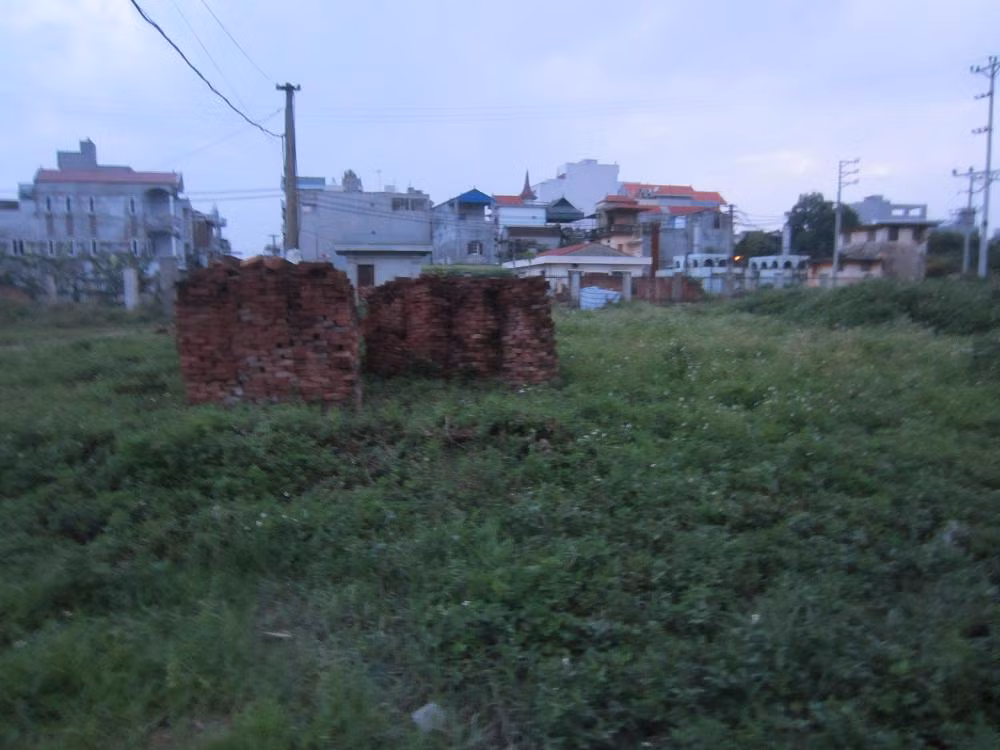 Những hàng gạch dần phai màu và bị hủy hoại bởi sự khắc nghiệt của thời gian. Những hàng gạch dần phai màu và bị hủy hoại bởi sự khắc nghiệt của thời gian.