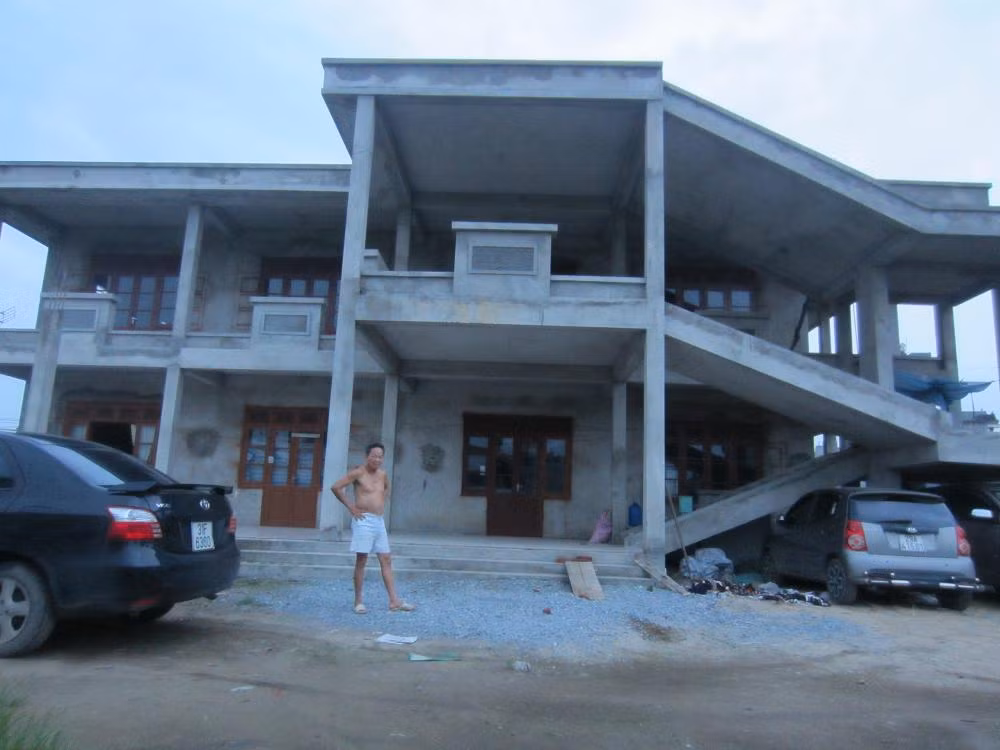Ông Soát, bảo vệ công trình cho biết ông đã trông nom nơi này được 7 tháng rồi. Công việc của ông ngoài bảo đảm cơ sở hạ tầng còn là phát quang cây cỏ, nhưng mình ông làm sao làm xuể mảnh đất lên tới hơn 3000 m2. Ông Soát, bảo vệ công trình cho biết ông đã trông nom nơi này được 7 tháng rồi. Công việc của ông ngoài bảo đảm cơ sở hạ tầng còn là phát quang cây cỏ, nhưng mình ông làm sao làm xuể mảnh đất lên tới hơn 3000 m2.