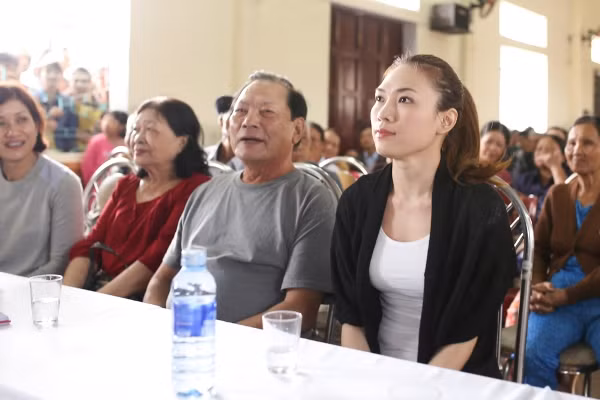 Ba mẹ Mỹ Tâm đồng hành cùng con gái trong chuyến từ thiện đầy ý nghĩa tại quê nhà trước năm mới.