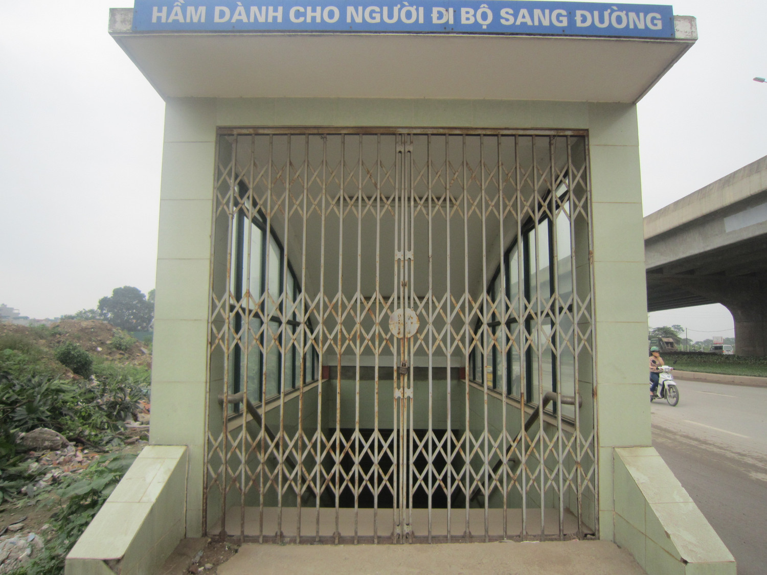 Nhiều hầm đường bộ luôn ở trong tình trạng "Cửa đóng then cài". Ảnh chụp tại đường Nguyễn Xiển