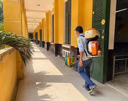 Phun thuốc sát khuẩn toàn bộ khu vực của trường học trước khi đón học sinh quay trở lại học (ảnh: P.L)