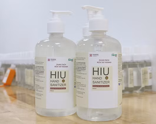 Dung dịch rửa tay sát khuẩn mà Trường Đại học Quốc tế Hồng Bàng vừa điều chế thành công (ảnh: HIU)