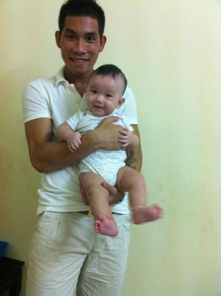 Tranh thủ tự sướng cùng con trai.