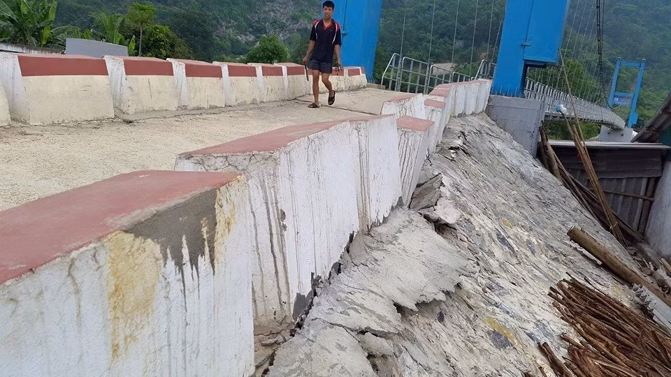 Cầu treo dân sinh tại huyện Chợ Mới, tỉnh Bắc Kạn của Bộ Giao thông Vận tải có biểu hiện xuống cấp.