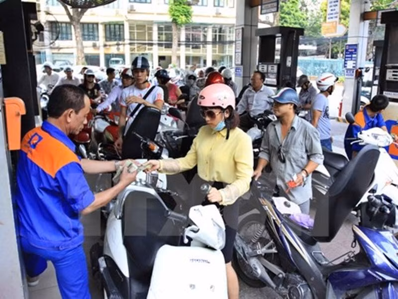 Nếu áp dụng mức thuế bảo vệ môi trường như dự thảo Luật bảo vệ môi trường của Bộ Tài chính, giá xăng chắc chắn sẽ phải tăng. Liệu có thêm gánh nặng cho doanh nghiệp và người dân? ảnh nguồn: TTXVN Nếu áp dụng mức thuế bảo vệ môi trường như dự thảo Luật bảo vệ môi trường của Bộ Tài chính, giá xăng chắc chắn sẽ phải tăng. Liệu có thêm gánh nặng cho doanh nghiệp và người dân? ảnh nguồn: TTXVN