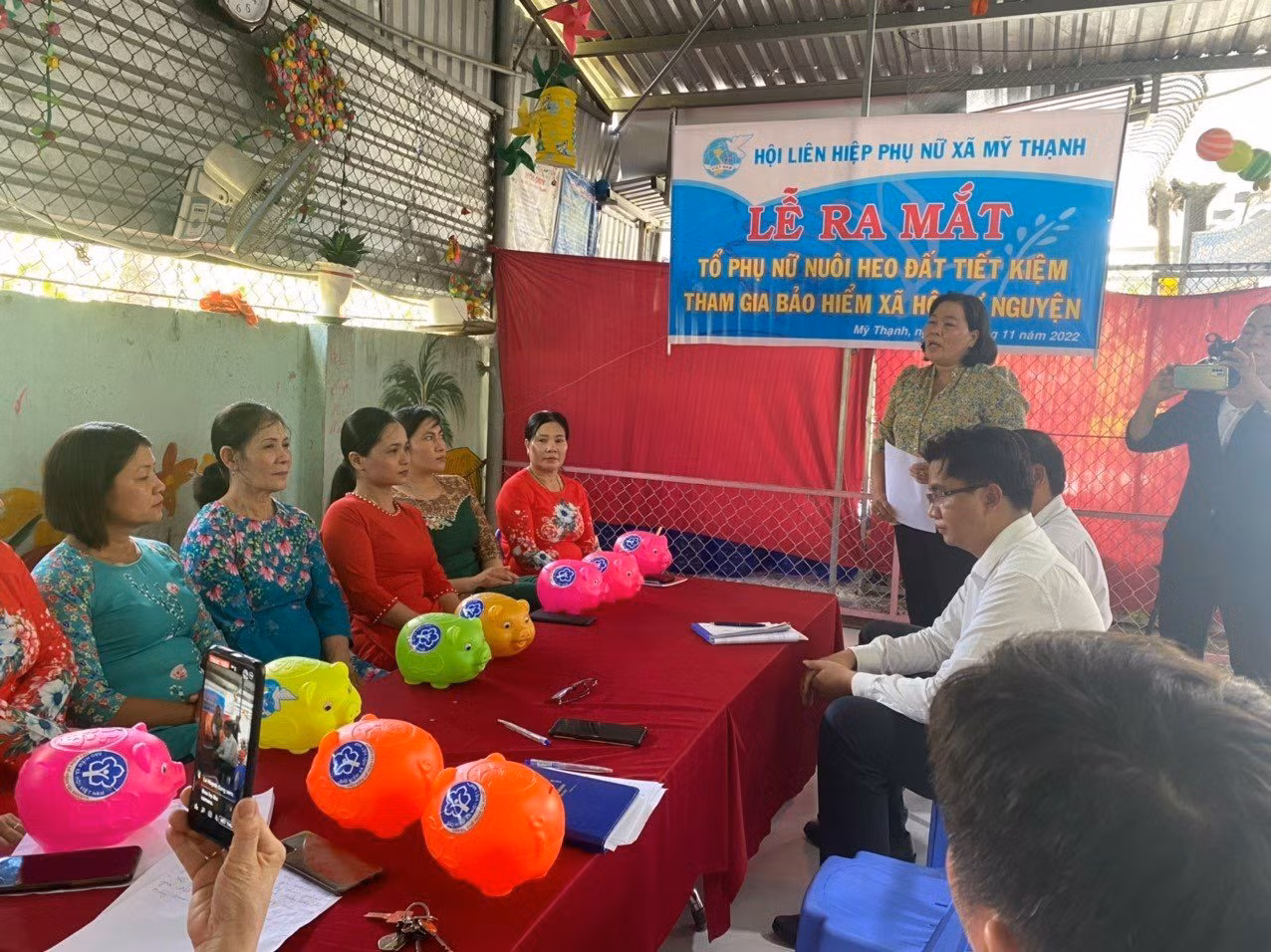 Các hội viên phụ nữ phấn khởi tham gia “Nuôi heo đất tiết kiệm tham gia bảo hiểm xã hội tự nguyện” tại tỉnh Long An.