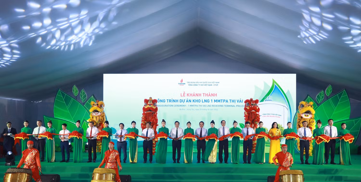 Phó Thủ tướng Trần Lưu Quang cùng các đại biểu cắt băng khánh thành Kho LNG 1 triệu tấn Thị Vải.