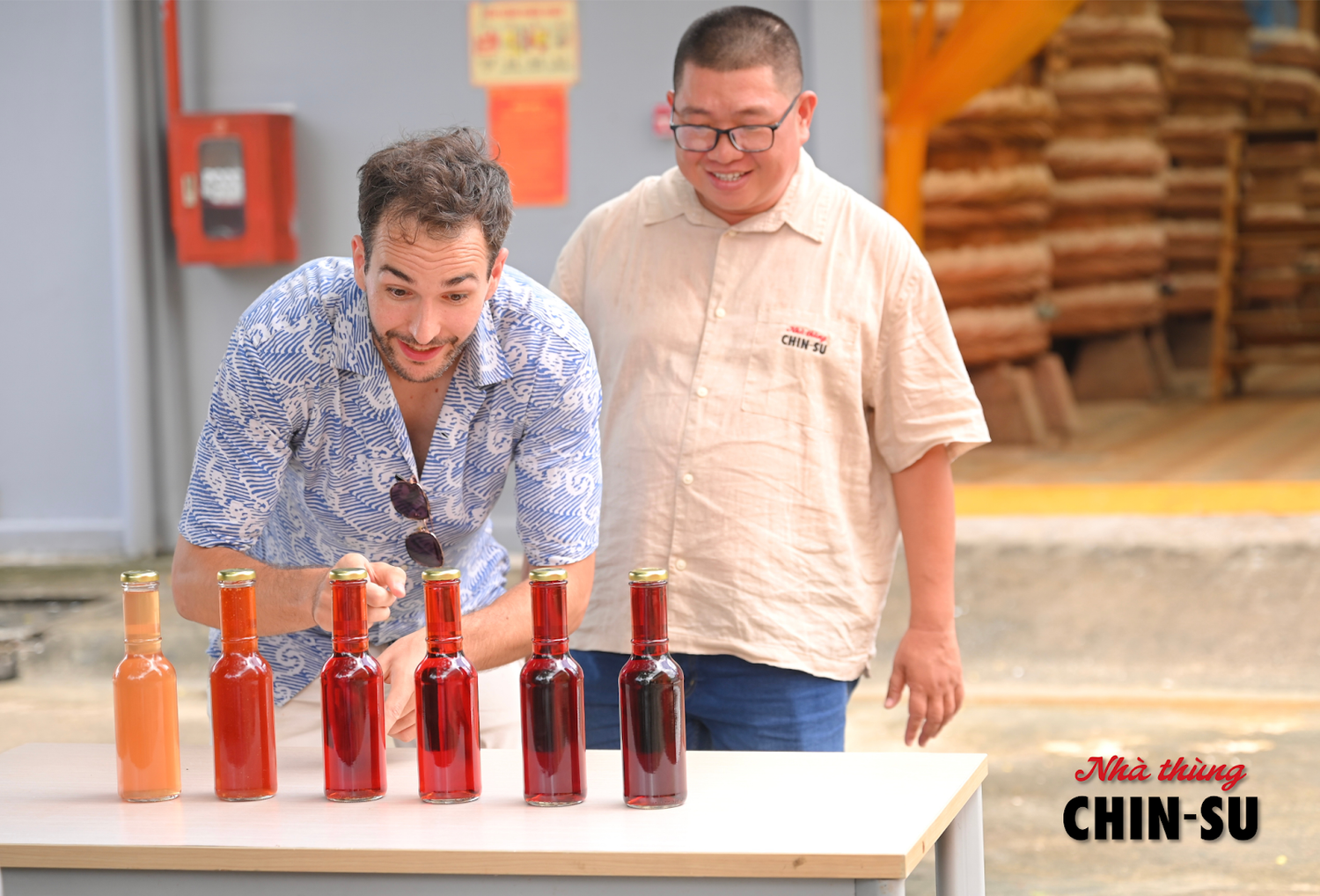 Chàng Tây được giới thiệu nước mắm từ lúc bắt đầu ủ chượp cho đến lúc trở thành những giọt nước mắm đậm đà vị cá (từ trái sang phải theo tháng: 1, 3, 5, 7, 9, 12)