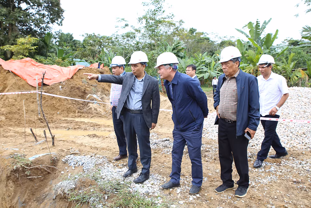 Chủ tịch Hội đồng thành viên EVNNPT – Nguyễn Tuấn Tùng kiểm tra một vị trí cột đường dây 220kV Nậm Sum – Nông Cống, thuộc địa bàn tỉnh Nghệ An, ngày 15/11/2023.