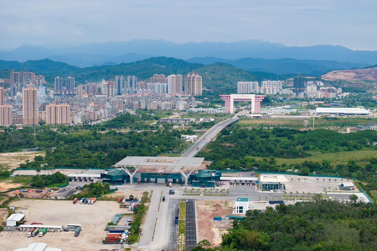 Vị trí nằm kề cửa khẩu Bắc Luân 2, Vinhomes Golden Avenue đón đầu dòng khách tới giao thương và du lịch giữa Việt Nam - Trung Quốc.