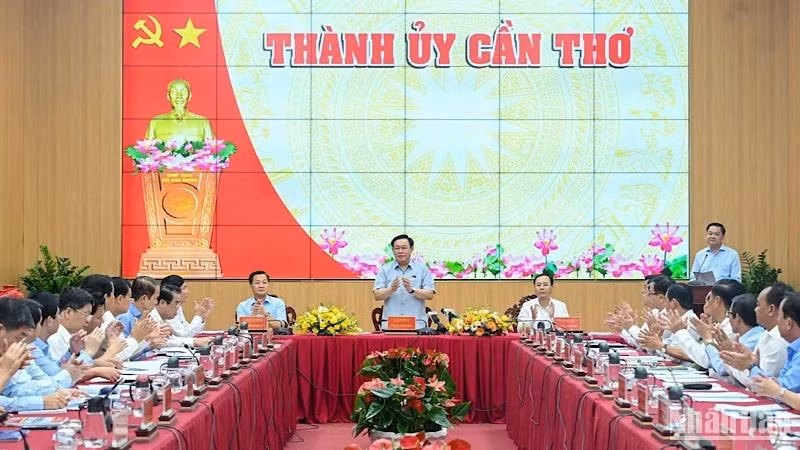 Chủ tịch Quốc hội Vương Đình Huệ và đoàn công tác Trung ương làm việc với Ban Thường vụ Thành ủy Cần Thơ. (Ảnh: Duy Linh) Chủ tịch Quốc hội Vương Đình Huệ và đoàn công tác Trung ương làm việc với Ban Thường vụ Thành ủy Cần Thơ. (Ảnh: Duy Linh)