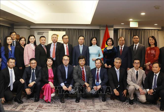 Chủ tịch nước Võ Văn Thưởng và Phu nhân với các đại biểu dự buổi gặp mặt. Ảnh: TTXVN Chủ tịch nước Võ Văn Thưởng và Phu nhân với các đại biểu dự buổi gặp mặt. Ảnh: TTXVN