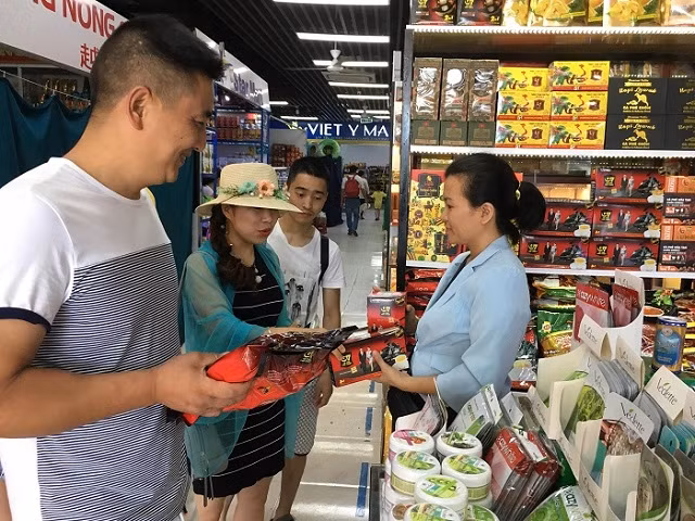 Khu thương mại nằm trong khu vực Mường Thanh, thuận tiện cho các gia đình mua sắm (Ảnh: Công Tâm). Khu thương mại nằm trong khu vực Mường Thanh, thuận tiện cho các gia đình mua sắm (Ảnh: Công Tâm).