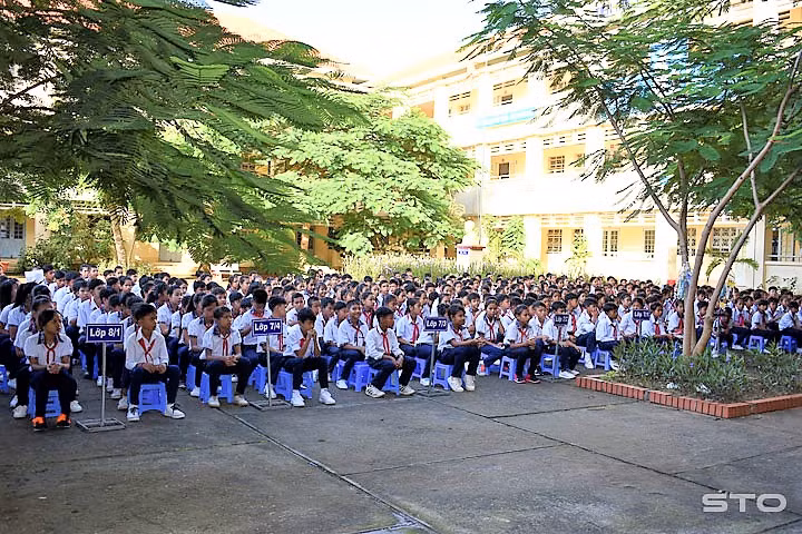 Tuyên truyền cho học sinh về công tác phân luồng học sinh sau trung học cơ sở (Ảnh minh họa: baosoctrang.org.vn). Tuyên truyền cho học sinh về công tác phân luồng học sinh sau trung học cơ sở (Ảnh minh họa: baosoctrang.org.vn).