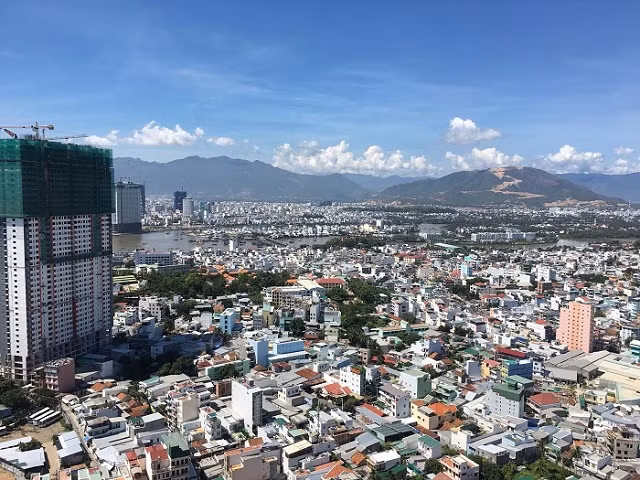 Nhìn từ trên cao của Mường Thanh Viễn Triều, người dân có thể tận hưởng không khí trong lành và cảnh đẹp của biển (Ảnh: Công Tâm). Nhìn từ trên cao của Mường Thanh Viễn Triều, người dân có thể tận hưởng không khí trong lành và cảnh đẹp của biển (Ảnh: Công Tâm).
