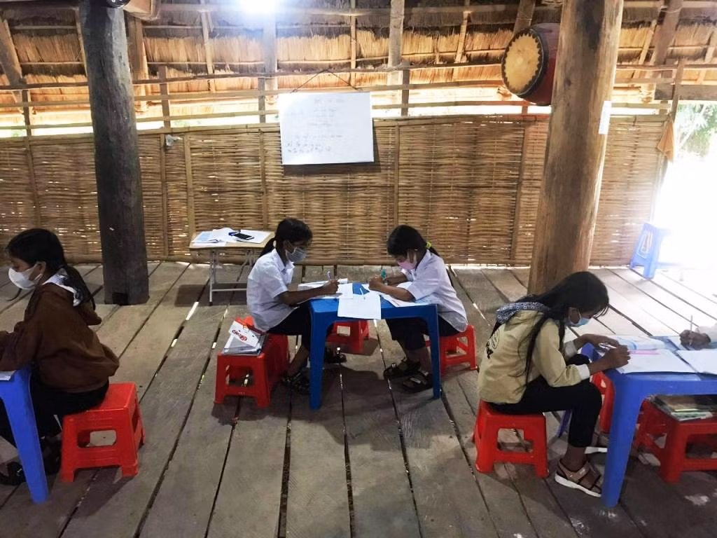 Nhà Rông cũng được trưng dụng làm nơi học tập của học sinh dân bản. Nhà Rông cũng được trưng dụng làm nơi học tập của học sinh dân bản.