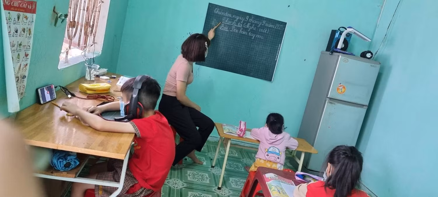 Cô giáo ở Kon Tum dạy học ngay tại phòng của mình với học sinh đủ các lớp từ 1-3. Ảnh: NMT Cô giáo ở Kon Tum dạy học ngay tại phòng của mình với học sinh đủ các lớp từ 1-3. Ảnh: NMT