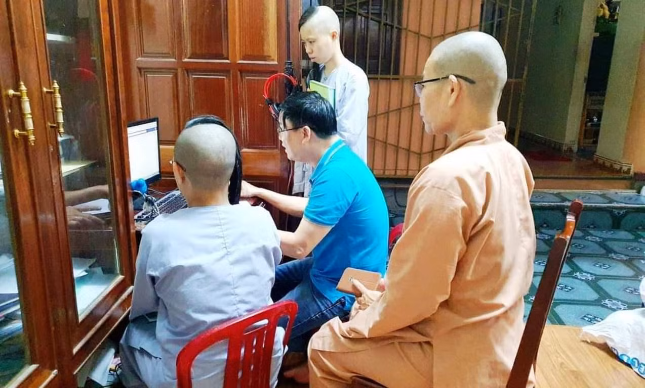 Nhiều học sinh ở các chùa cũng tham gia học trực tuyến. Nhiều học sinh ở các chùa cũng tham gia học trực tuyến.